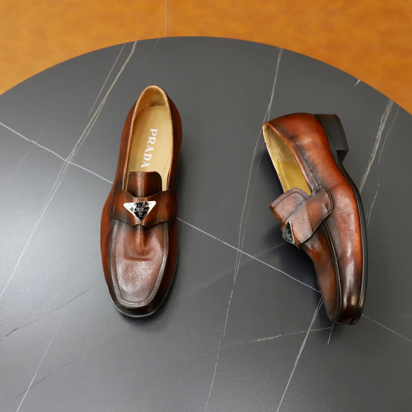 Ex-factory price: 520💰[PRADA] Prada's new casual men's shoes are launched in Hong Kong counters. Official website 1:1 production. Italian washed cowhide + water-dyed leather lining. Designed by European and American masters. Perfect shape to create counter quality, solid color rubber wear-resistant outsole and classic dazzling head! Super versatile and very comfortable. High-end without losing taste, fashionable and novel! ! Absolute focus! 3 colors available! Code number 38-45